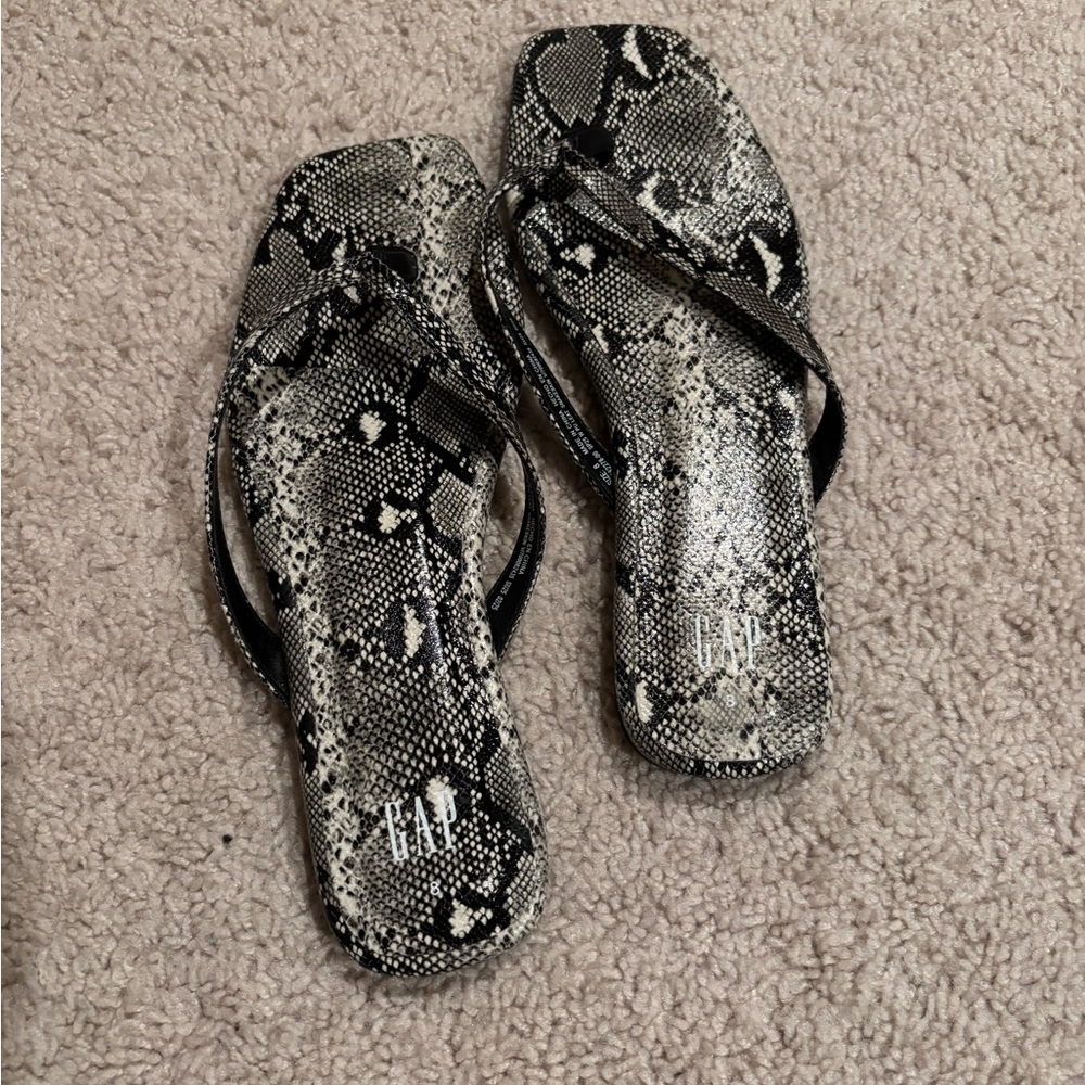 NWOT Gap snakeskin flip flops 8